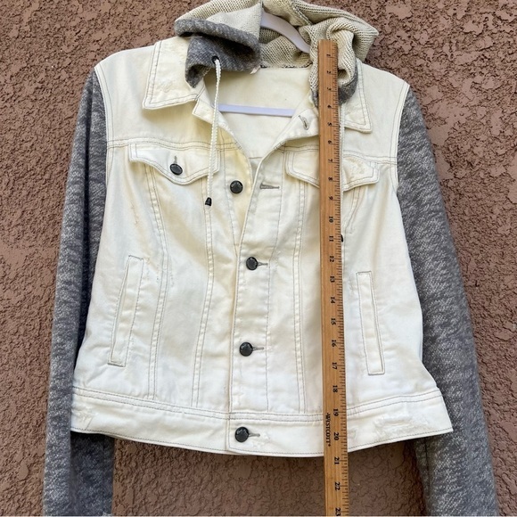 Free People‎ distressed denim jacket with knit sleeves and hood - Size M - Picture 11 of 12